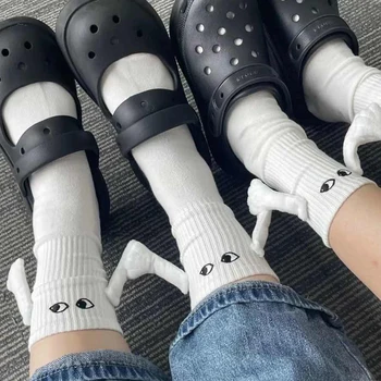 2 זוגות מועדון מפורסם זוג גרביים ההגירה אופנה מצחיק יצירתי משיכה מגנטית הידיים שחור לבן קריקטורה העיניים זוגות גרביים