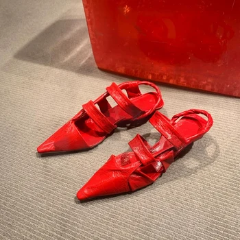 אירופאי ואמריקאי אדום חדש נשים של הצביע נעליים שטוחות נעלי רטרו חלול החוצה Baotou סנדלים תכליתי נמוך העקב נעלי הרומית