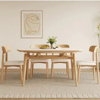 יומן סגנון מוצקים עץ משפחתי קטן במסעדה עם נשלף ומתקפל רוק צלחת מרובע סביב שולחן האוכל