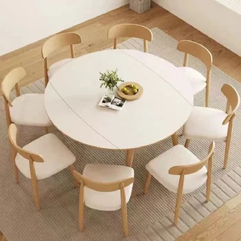 יומן סגנון מוצקים עץ משפחתי קטן במסעדה עם נשלף ומתקפל רוק צלחת מרובע סביב שולחן האוכל