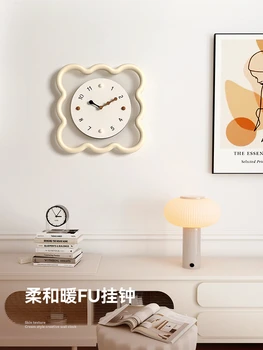 קרם סגנון קטן ביסקוויט הסלון יצירתי השעון שקט תלייה על קיר פשוט ומודרני